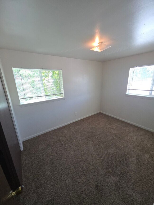 Foto del edificio - Charming 2 Bed, 1 Bath Apartment - Prime L...
