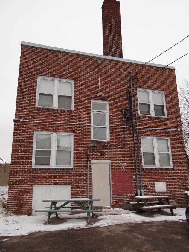 Building Photo - 2017 Emerson Ave N