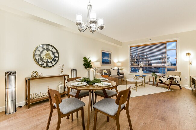 Photo du bâtiment - Spacious 2 Bedroom Home with Solarium in Desirable Forest Ridge South Surrey