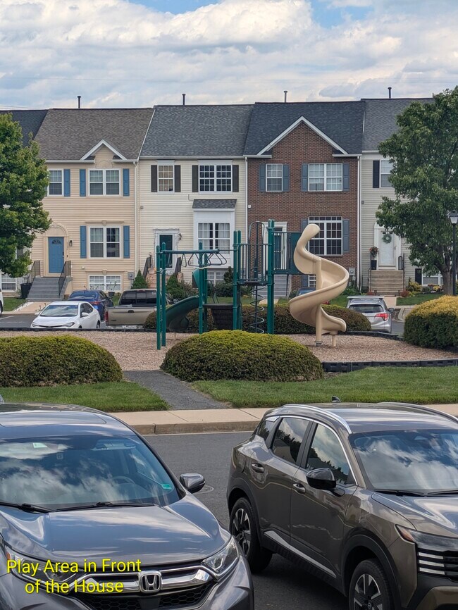 Zona de juegos frente a la casa - 7114 Ladd Cir