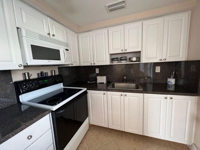 Building Photo - 715 Normandy Ln