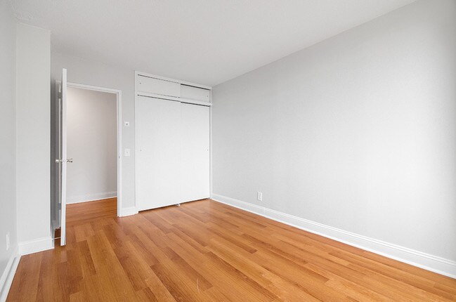 Foto del edificio - 422 E 102nd St