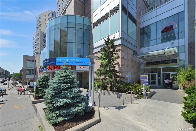 Foto del edificio - 40-28 College Point Blvd