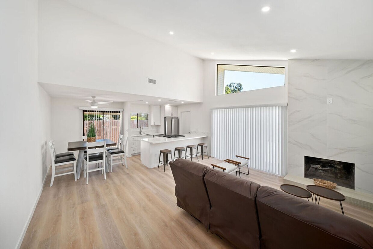 Foto principal - Fully remodeled luxury 3 bedroom 2 bathroom home with 2 car garage