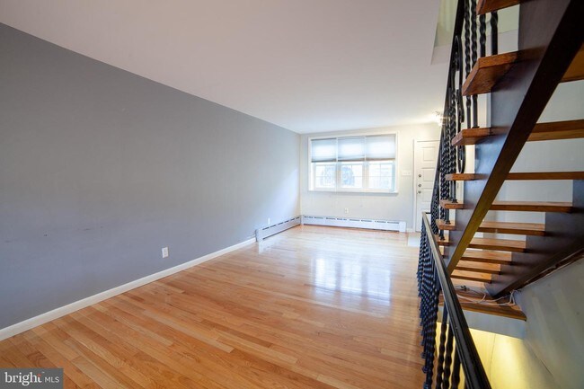 Building Photo - 1105 Latona St