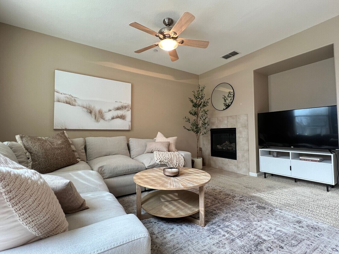 Foto principal - CLEAN AND COZY, 2 BED, 2.5 BATHS, WITH DEN