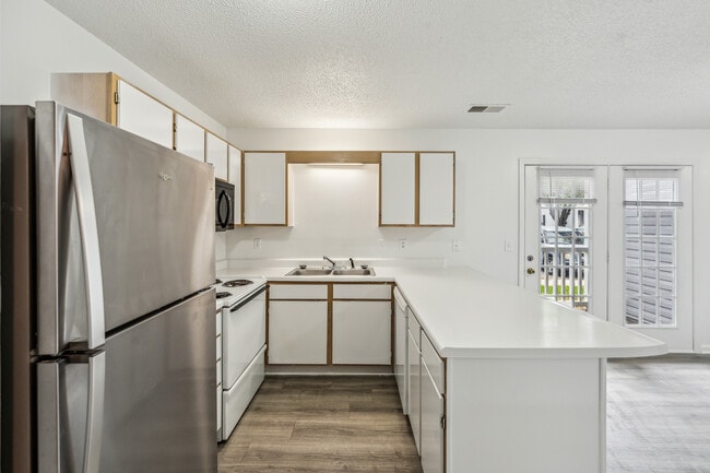 1BR, 1BA - 600SF - Kitchen - Arlington Apartments