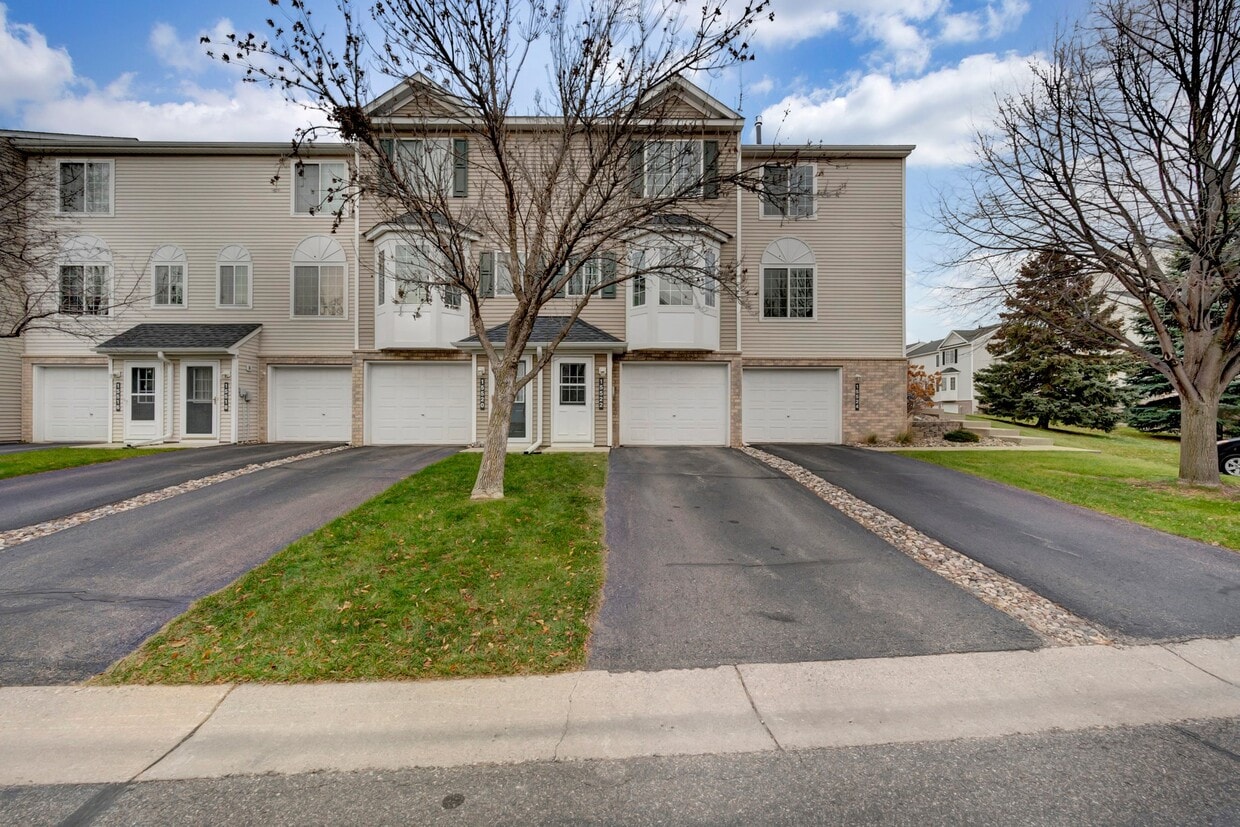 15522 Float Ln, Apple Valley, MN 55124 Townhome Rentals in Apple