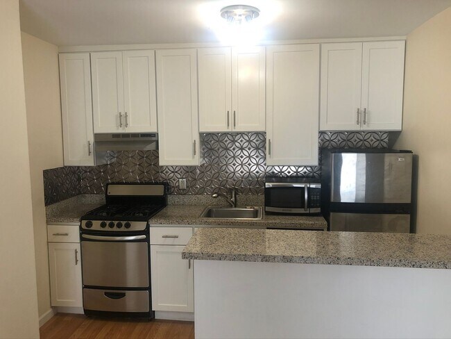 Foto del edificio - Updated 2 Bedroom/1 Bath in the Haight**Laundry**Stainless**Hardwood**Open Sat/Sun**