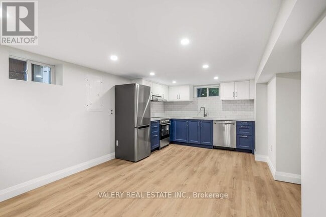 Building Photo - 116 Manor Rd E