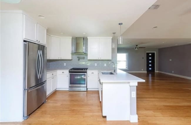 Building Photo - 2509 Loyola Ln