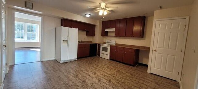 Building Photo - SOUTH STAFFORD TOWNHOME FOR RENT