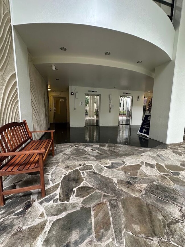 Foto del edificio - Harbor Square READY TO MOVE IN 1 bed, 1 bath with 1 parking, utilities included, walk to the conv...