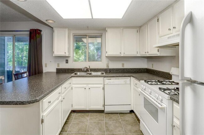 Building Photo - 44 Rumson Ct