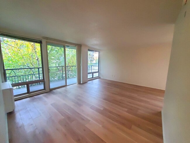 Building Photo - Spacious 1 bed/1bath.  Heat included in re...