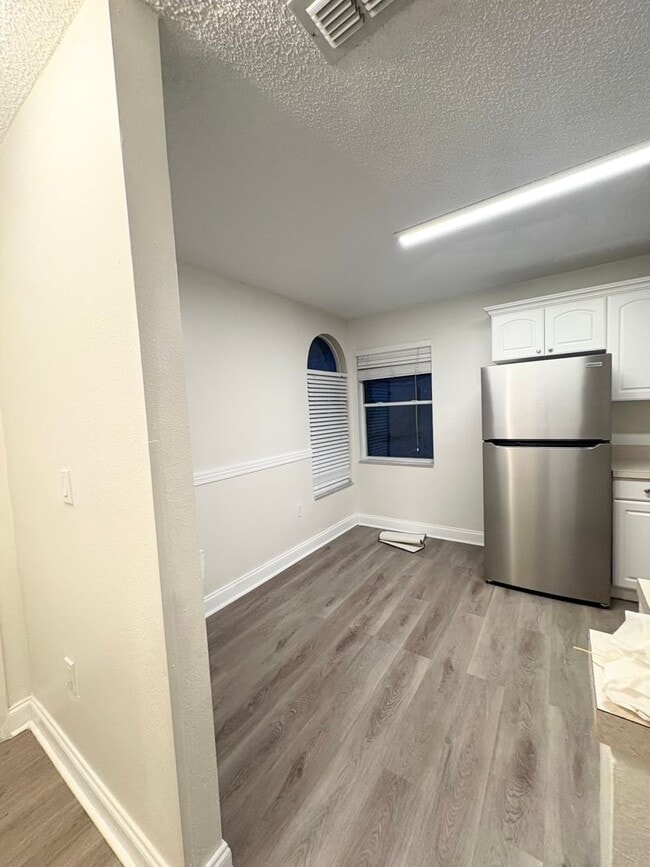 Foto del edificio - MOVE IN READY! 3 Bedroom, 2 Bath Condo w/ Balcony For Rent