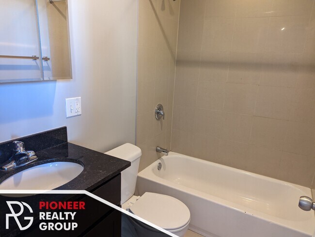 Building Photo - 5049 N Sheridan Rd