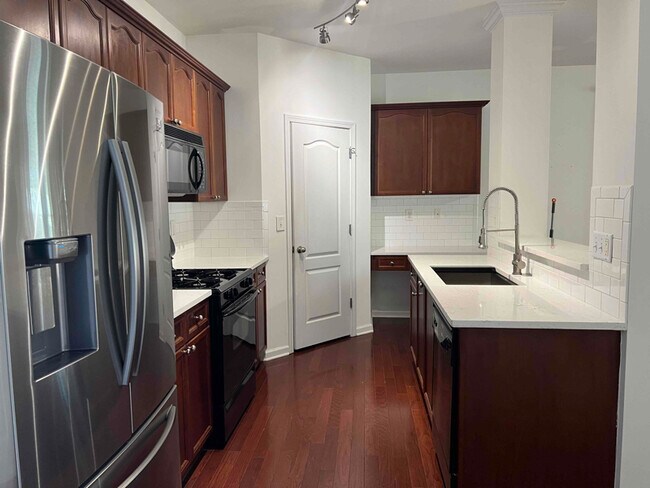 Building Photo - 5900 Oakbrook Lake Ct
