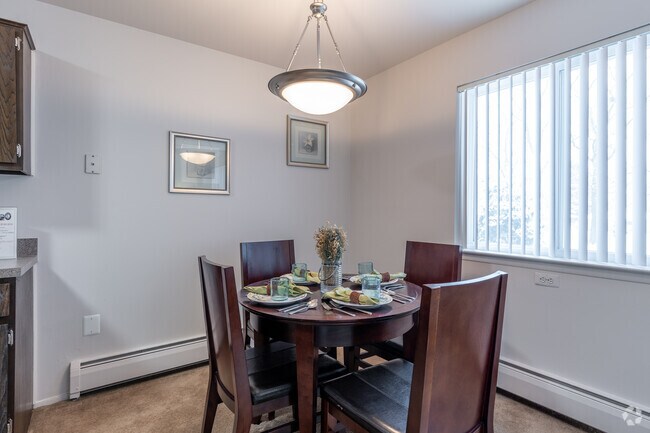 1BR, 1BA - 670SF - Comedor - Brittany Park Apartments
