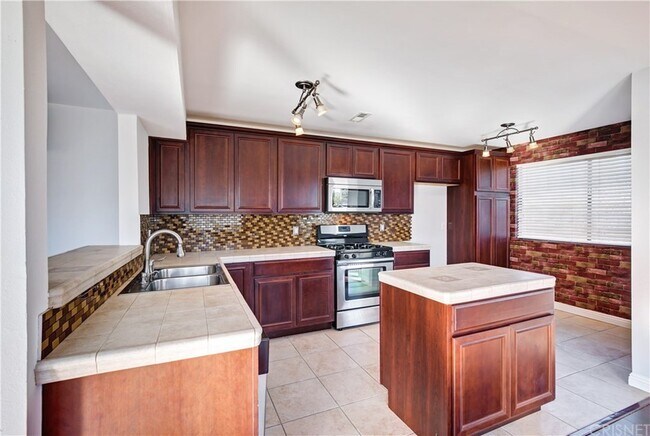 Cocina - 7305 Milwood Ave