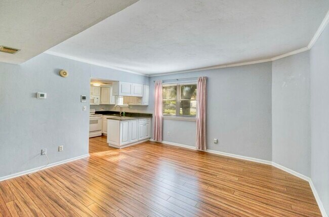 Foto del edificio - 304 S Franklin Blvd