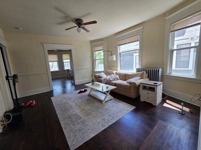 Foto del edificio - 2945 N Frederick Ave