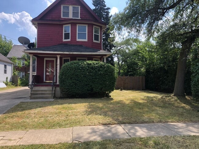 Building Photo - Section 8 Accepted! 3br/1.5ba with 2 Car G...