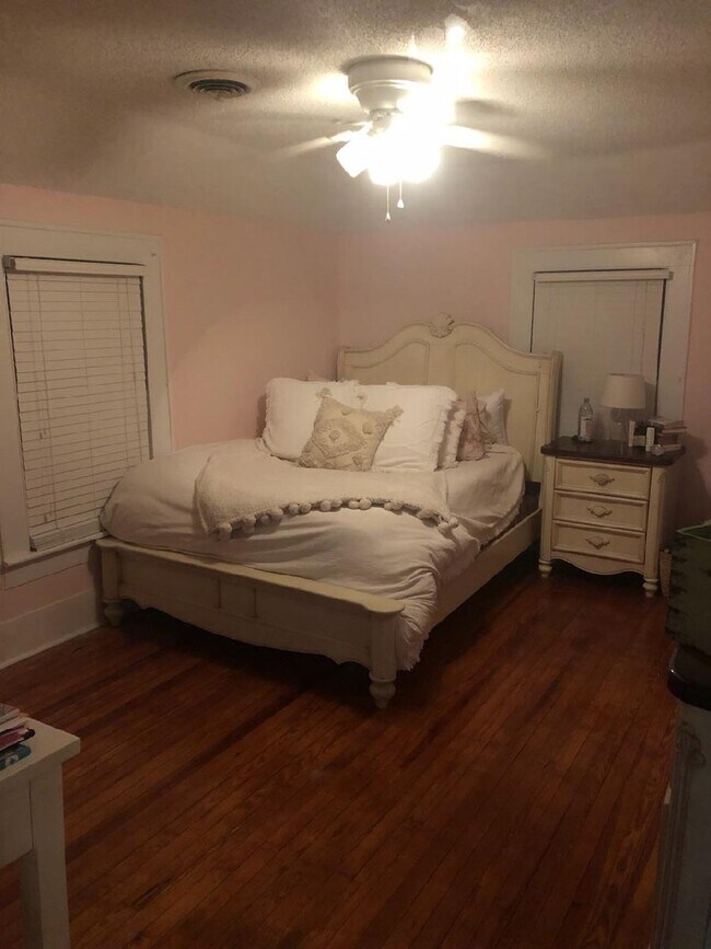 Dormitorio 1 - 302 S Summit St