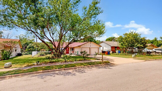 Vista del frente de la casa con entrada para autos, vista residencial, garaje adjunto y tablas y listones. - 5906 Wagon Bnd