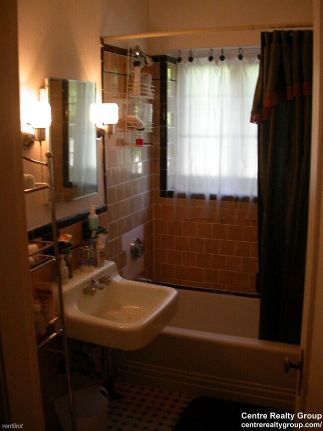 Foto del edificio - 1 br, 1 bath  - 549 Centre St