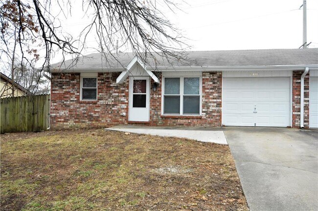 Building Photo - 2401 Pin Oak Dr