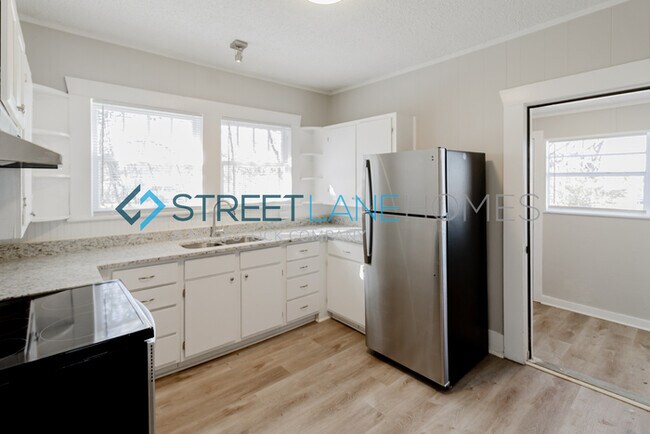 Building Photo - 1612 Fulton Ave SW