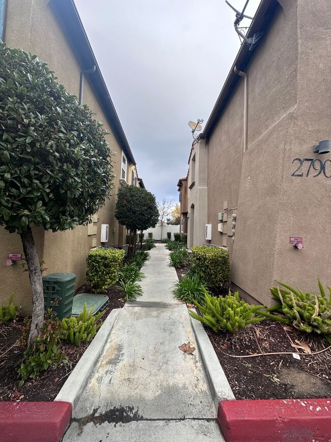 Building Photo - Beautiful 3bd/2.5 ba condo in Moreno Valle...