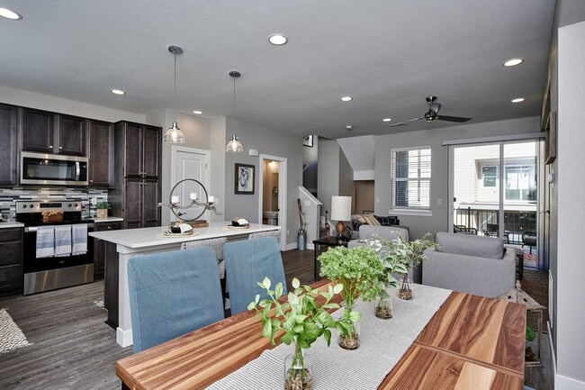 Building Photo - Creekline Townhomes