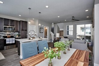 Building Photo - Creekline Townhomes