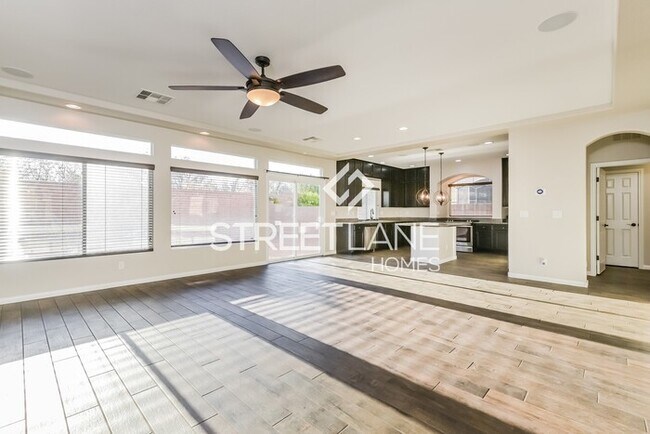 Building Photo - Stunning 4 Bedroom 3.5 Bath !