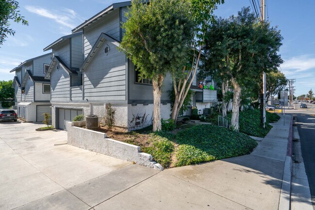 Foto del edificio - Costa Mesa Townhome with Loft | 2BR, 2.5BA...