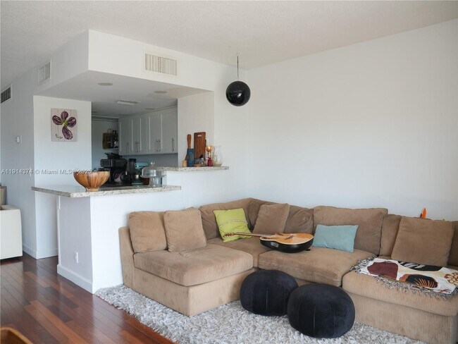 Foto del edificio - 880 NE 69th St