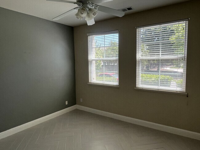 Foto del edificio - 619 Snow Creek Ln