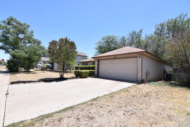 Building Photo - 2704 Windmill Dr