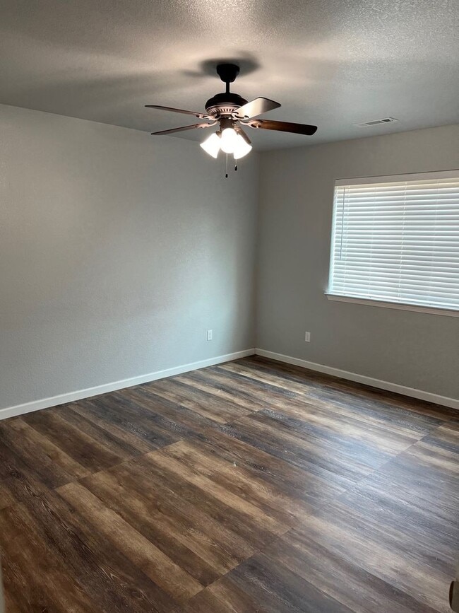 Building Photo - 3 Bedroom 2 Bathroom Home in the South Sub...