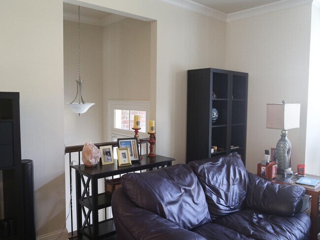 Building Photo - Luxury 4 Bedroom Townhome in gated communi...