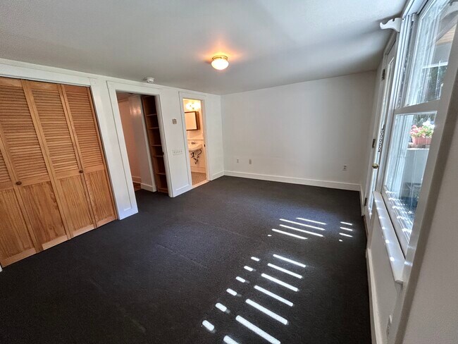 Bedroom w included garden patio outside the window - 308 16th St