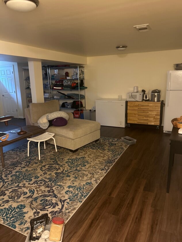 Private living/ study area - 1102 Young Pl