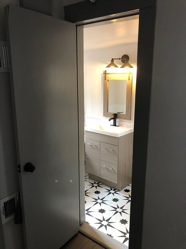 Building Photo - 953 Osage Ave