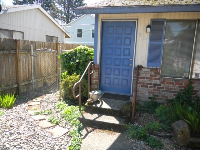 Entrada por un patio privado. - 1124 SE Umatilla St