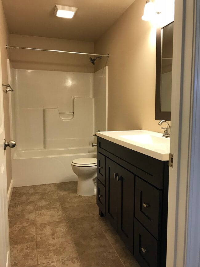 Main bathroom with tub/shower. - 107 Scenic Drive