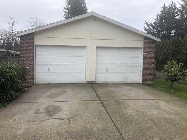 Building Photo - Lisa Johnson Duplex (LJ)