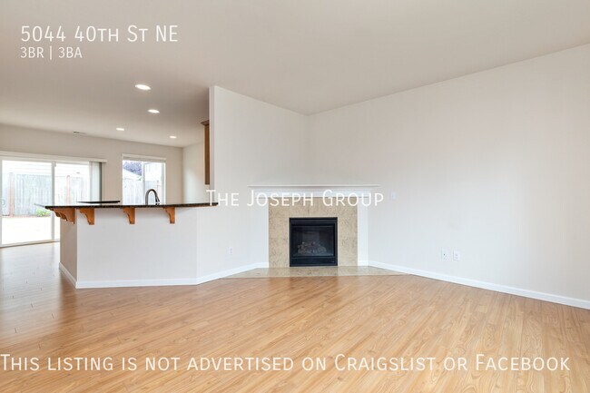 Building Photo - Beautiful 3 bed/2.5 bath w/bonus room in N...