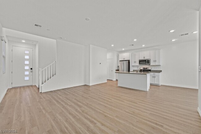 Building Photo - 8847 Roadrunner Ravine St